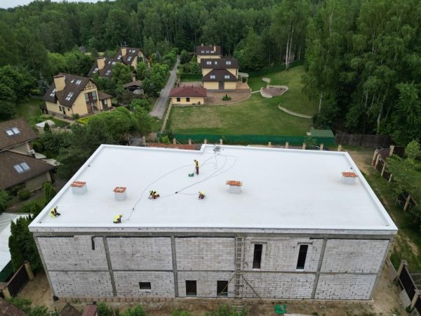 Влияние влажности и осадков Петербурга на выбор материалов для плоской кровли
